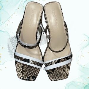 The Drop Avery Sand Sandals Heels, NWT, Size 5.5